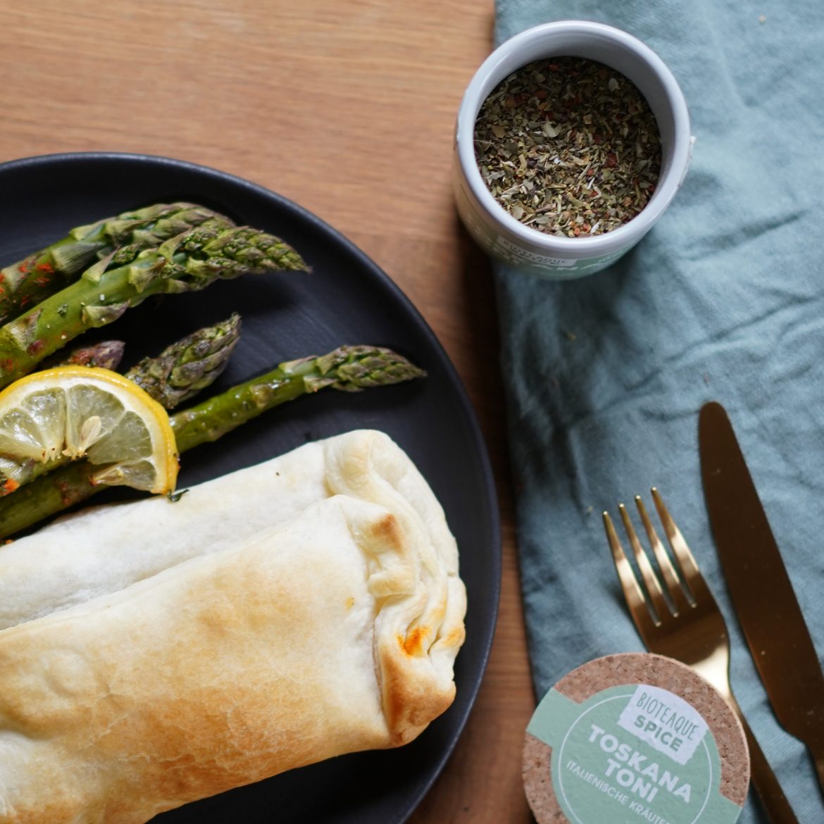Champignon-Creme Blätterteig-Strudel mit grünem Ofenspargel