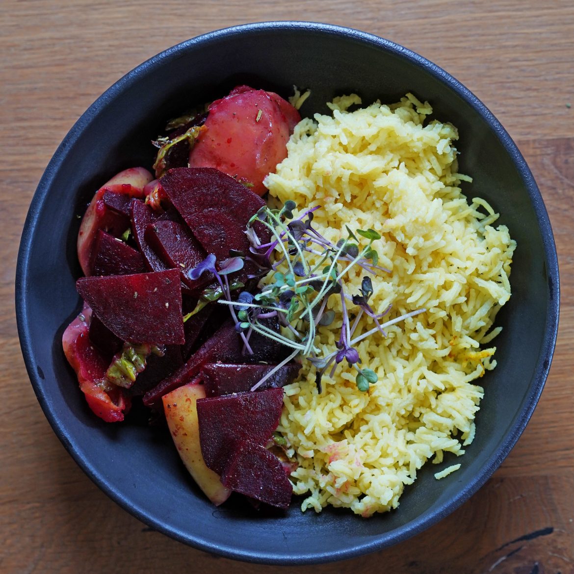 Warmer Rote-Bete-Apfel-Salat mit Curry-Reis