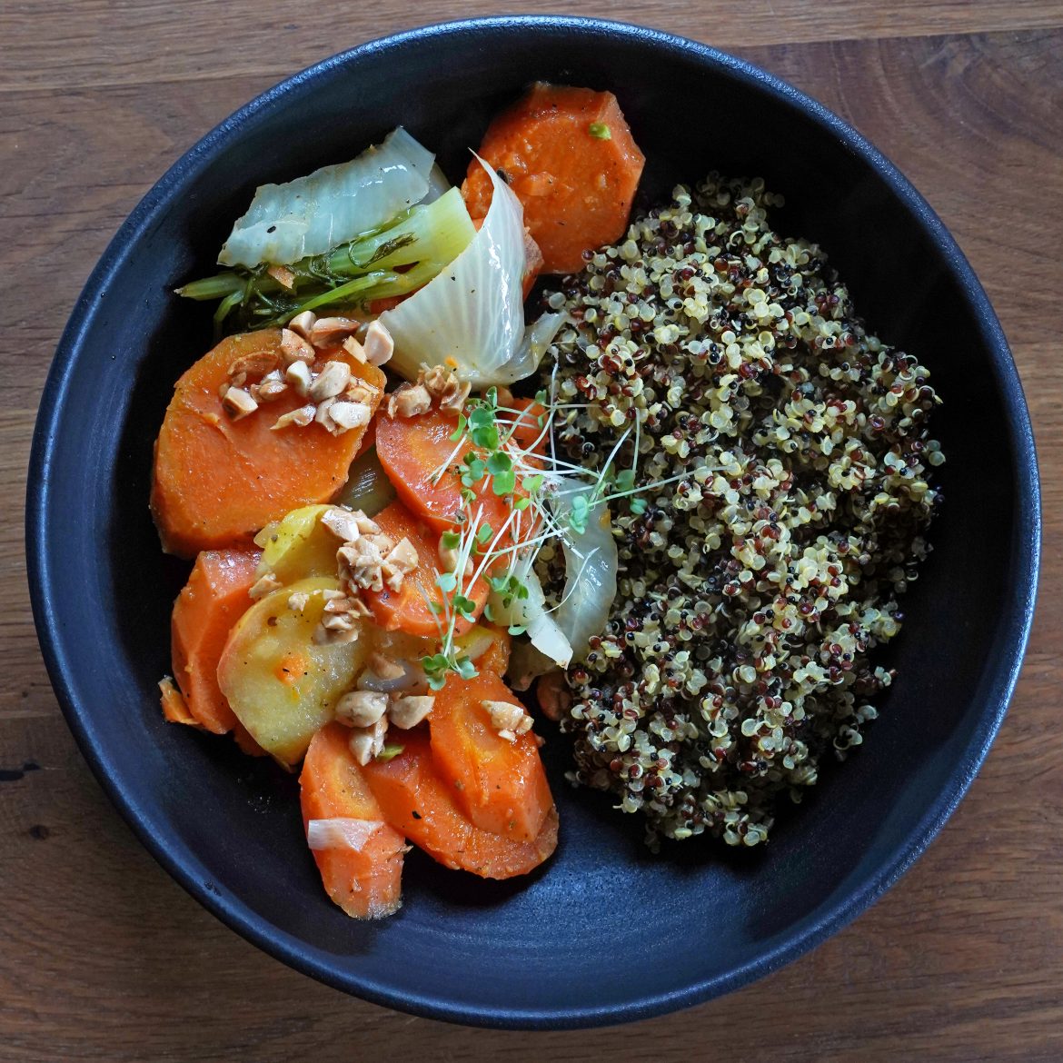 Warmer Süßkartoffel-Karotten-Salat mit Quinoa