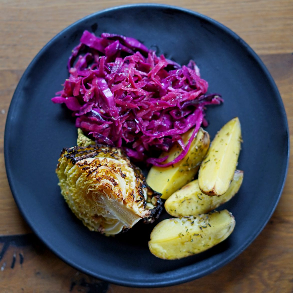 Roter Coleslaw mit Wedges & Wirsing