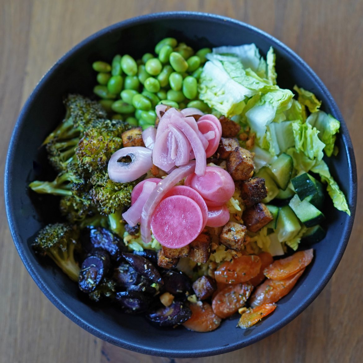 Bunte Bowl mit fermentiertem Gemüse
