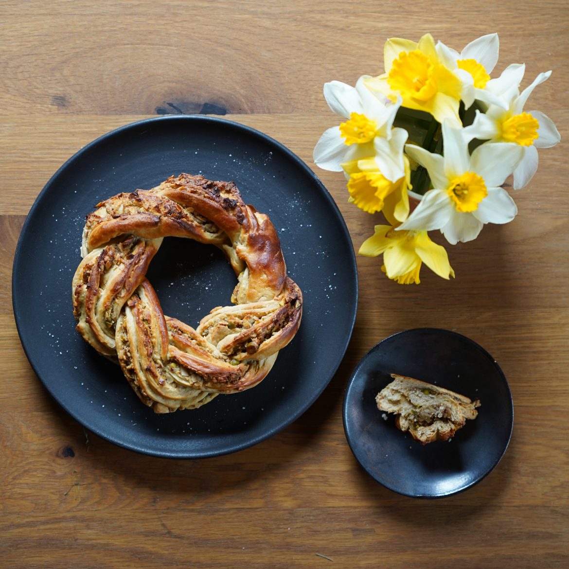 Veganer Oster-Zopf mit Pistazien-Füllung